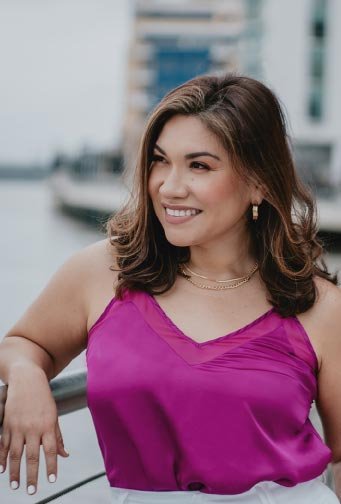Cynthia Chacón, mentora de emprendedoras, en el malecón de Guayaquil