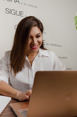 Cynthia Chacón trabajando en una sesión de mentoring online